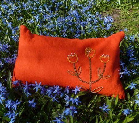 Dinkelspelzkissen Sommertraum Dinkelspelzkissen aus orangefarbenem Leinen mit floraler Stickerei
