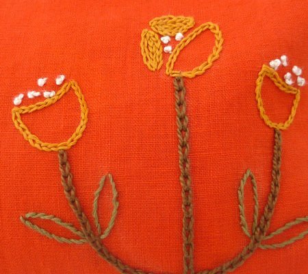 Dinkelspelzkissen Sommertraum Dinkelspelzkissen aus orangefarbenem Leinen mit floraler Stickerei, Detailansicht der Stickerei