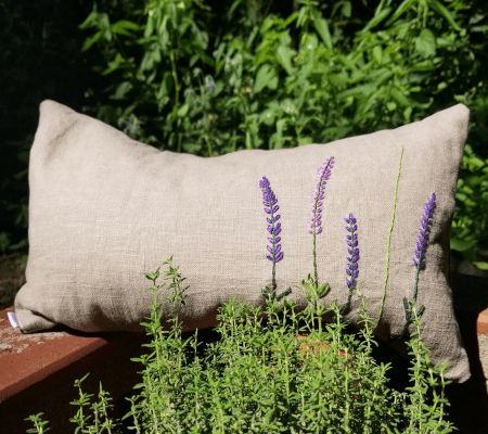 Dinkelspelzkissen Lavendel Dinkelspelzkissen aus sandfarbenem Leinen mit Lavendel bestickt