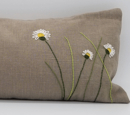 Dinkelspelzkissen Gänseblümchen Dinkelspelzkissen aus sandfarbenem Leinen mit Gänseblümchen bestickt
