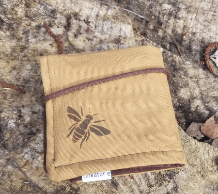 faltbares Sitzkissen Biene hellbraun faltbares Sitzkissen mit Oberstoff aus hellbraunem Canvas mit Bienenaufdruck