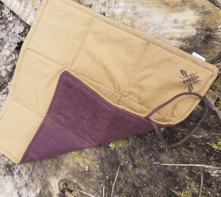 faltbares Sitzkissen Biene hellbraun faltbares Sitzkissen mit Oberstoff aus hellbraunem Canvas mit Bienenaufdruck