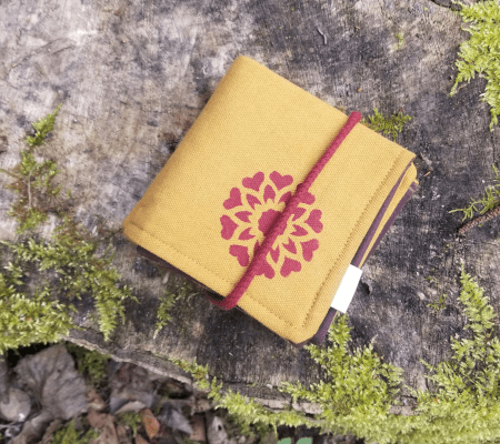 faltbares Sitzkissen Blume Senfgelb faltbares Sitzkissen mit Oberstoff aus senfgelbem Canvas mit bordeauxfarbenem Blumendruck, Unterstoff Oilskin