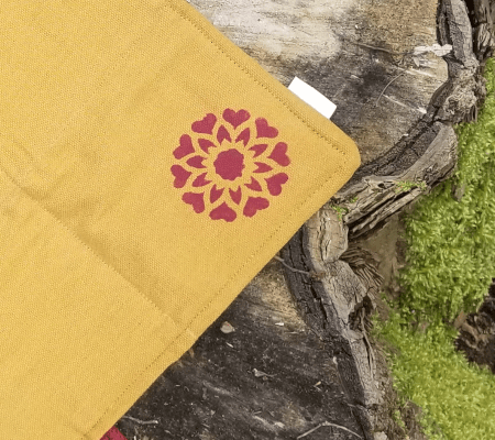 faltbares Sitzkissen Blume Senfgelb faltbares Sitzkissen mit Oberstoff aus senfgelbem Canvas mit bordeauxfarbenem Blumendruck, Unterstoff Oilskin