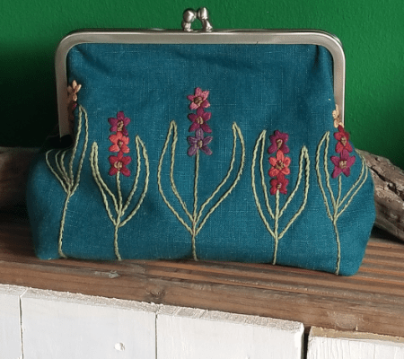 Clutch Gladiole Clucht aus petrolfarbenem Leinen mit Gladiolen bestickt