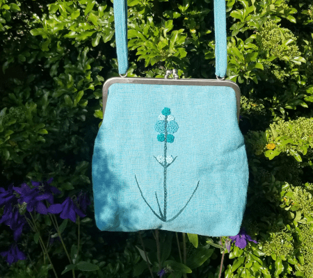 Handtasche Dahlie Handtasche aus türkisem Leinen mit aufgesticktem Dahlienmotiv große Form