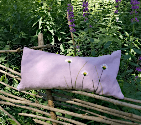 Dinkelspelzkissen Gänseblümchen Dinkelspelzkissen aus rosafarbenem Leinen mit Gänseblümchen bestickt