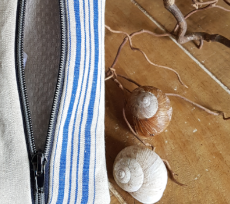 Federmäppchen Mangeltuch Federmäppchen mit Reißverschluß in der vorderen Mitte. Aus einem alten Mangeltuch mit blauen Streifen gefertigt.