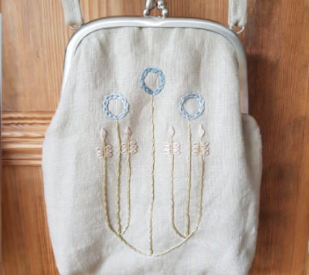 Handtasche Schneeweiß sandfarbene Handtasche mit zarter Jugenstilstickerei in Sand - und Blautönen