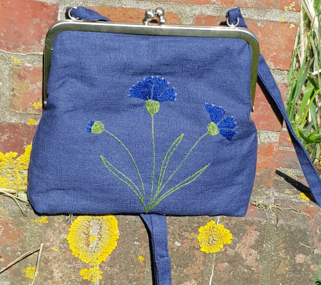 Handtasche KornblumeI Blaue Handtasche mit aufgestickter Kornblume