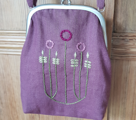 Handtasche Rose pflaumenfarbene handtasche mit Jugendstilstickerei in Grün- und Beerentönen