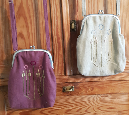 Handtaschen Rose und Schneeweiß zwei Handtaschen mit gleicher Jugendstilstickerei einmal in Beerentönen, einmal zart Hellblau